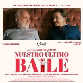 Cartel de la pelicula en el que aparecen un hombre y una mujer mayores mirándose fijamente.