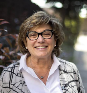 imagen de mujer mayor con gafas sonriendo