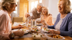 imagen de un grupo de personas mayores sonriendo y comiendo juntos