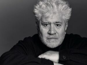 Imagen en blanco y negro de Pedro Almodóvar mirando fijamente.