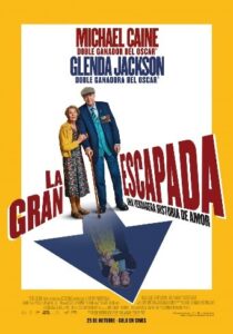 Imagen de cartel de película en el que aparecen un hombre y mujer mayores agarrados del brazo, sobre una flecha azul y la frase La gran escapada.