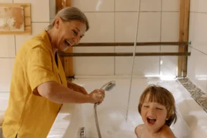 Abuela con nieto en la bañera