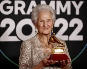 Angela alvarez sosteniendo premio grammy
