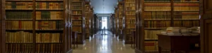 Biblioteca con estanterias de madera