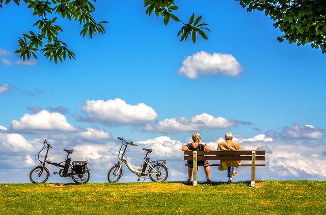 Personas mayores con bicicletas