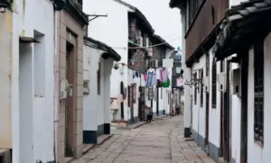 Calle de pueblo con casas con balcón