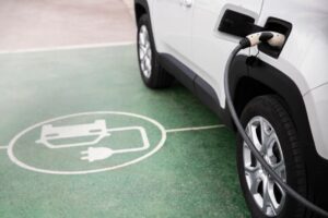 Coche eléctrico cargando