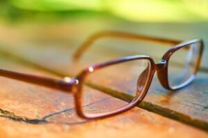 Gafas apoyadas sobre una mesa