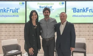Grupo persona mayor y jovenes bankfruit
