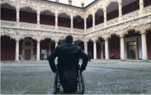 Hombre en silla ruedas en claustro