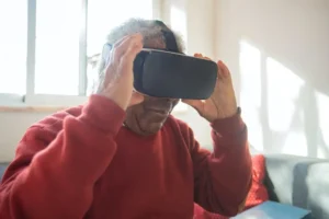 Hombre mayor con gafas de realidad virtual