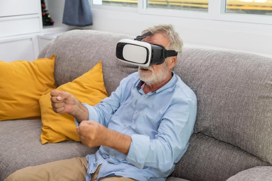 Hombre mayor con gafas de realidad virtual con volante