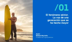 Hombre mayor con tabla de surf en playa