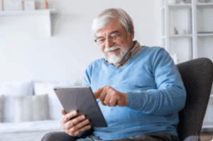 Hombre mayor utilizando la tablet