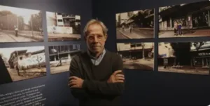 Hombre mayor en exposicion fotos