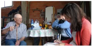 Hombre mayor entrevista sonidos rurales