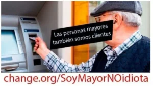 Hombre mayor retirando dinero de cajero con tarjeta soy mayor pero no tonto