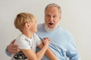 Hombre mayor y niño juntos riendo