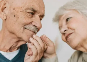 Hombre y mujer mayores mirándose a los ojos