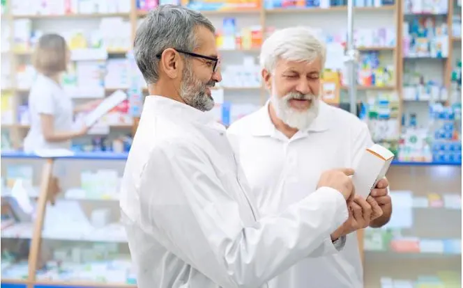 Hombres mayores en farmacia