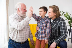 Hombres mayores y niño chocando las manos