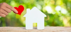 Imagen de casa con corazon rojo
