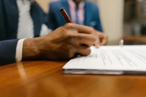 Mano escribiendo testamento