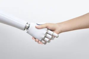 Manos de robot y humano estrechadas