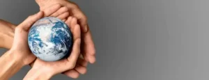 Manos sosteniendo bola del mundo