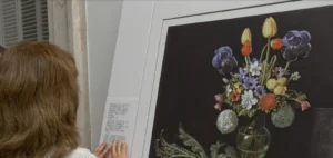 Mujer con discapacidad visual leyendo en braille un cuadro