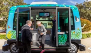 Mujer mayor bajando de un autobus