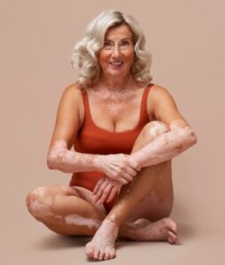 Mujer mayor con bañador sentada