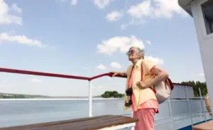 Mujer mayor con gafas de sol en un barco