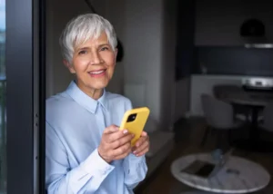 Mujer mayor con teléfono móvil