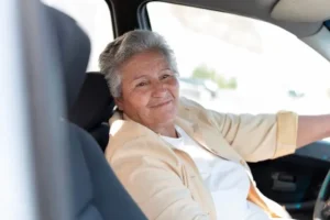 Mujer mayor conducir coche