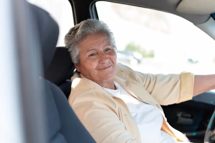 Mujer mayor conducir coche