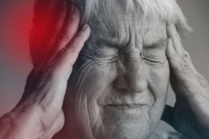 Mujer mayor dolor de cabeza