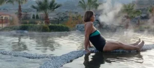 Mujer mayor en bañador tomando baño en termalismo