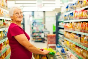 Mujer mayor en supermercado