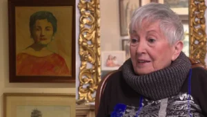 Mujer mayor entrevista casa