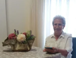 Mujer mayor sonriente con movil en la mano