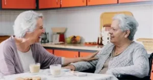 Mujeres mayores conversando en la cocina