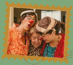 Mujeres payaso abrazando a mujer mayor sonriente