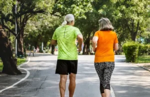 Pareja de mayores corriendo por el parque
