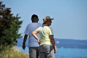 Pareja de paseo por sombra