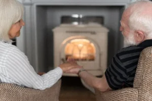 Pareja mayor en salón con chimenea