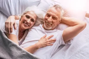 Pareja mayor sueño reparador
