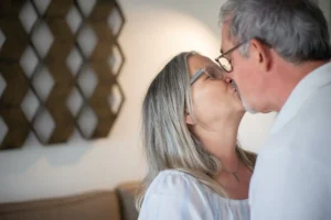 Pareja mayores beso
