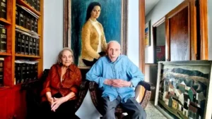Pareja mayores con cuadros