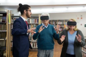 Pareja mayores con gafas de realidad virtual guiadas por una persona